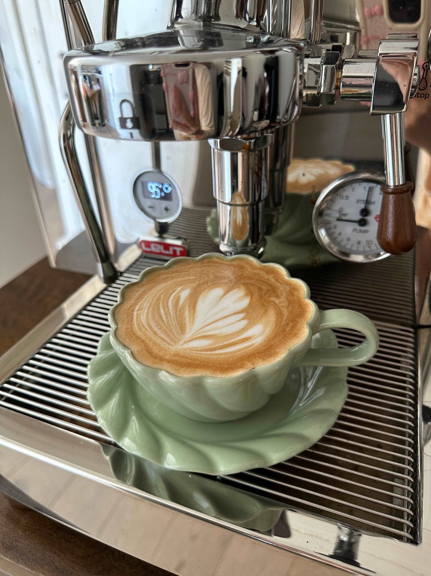 Flower shape mugPorcelain / Ceramic