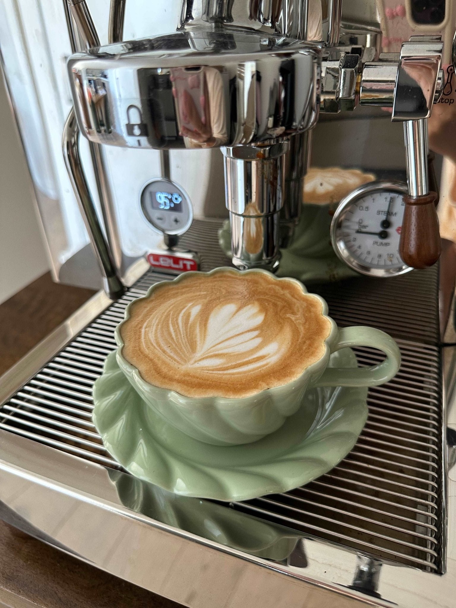 Flower shape mugPorcelain / Ceramic