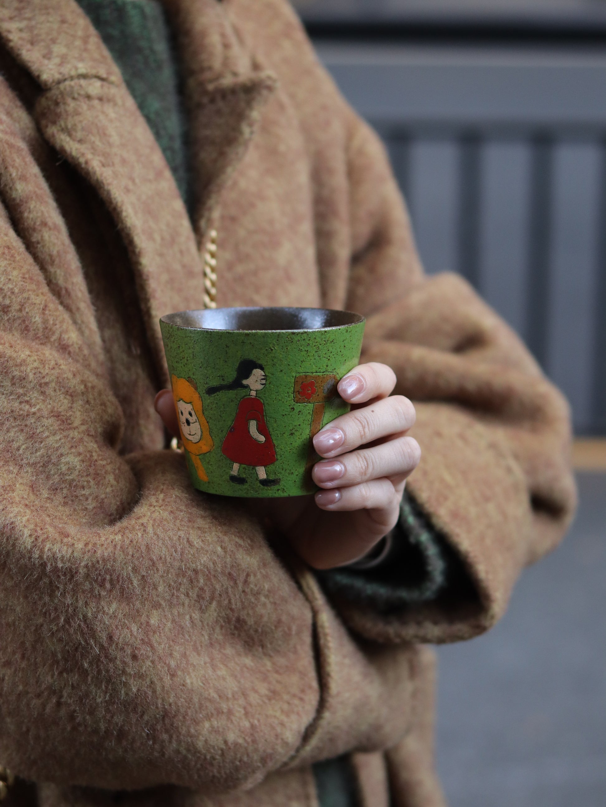Woman holding the Emerald Journey ceramic coffee cup