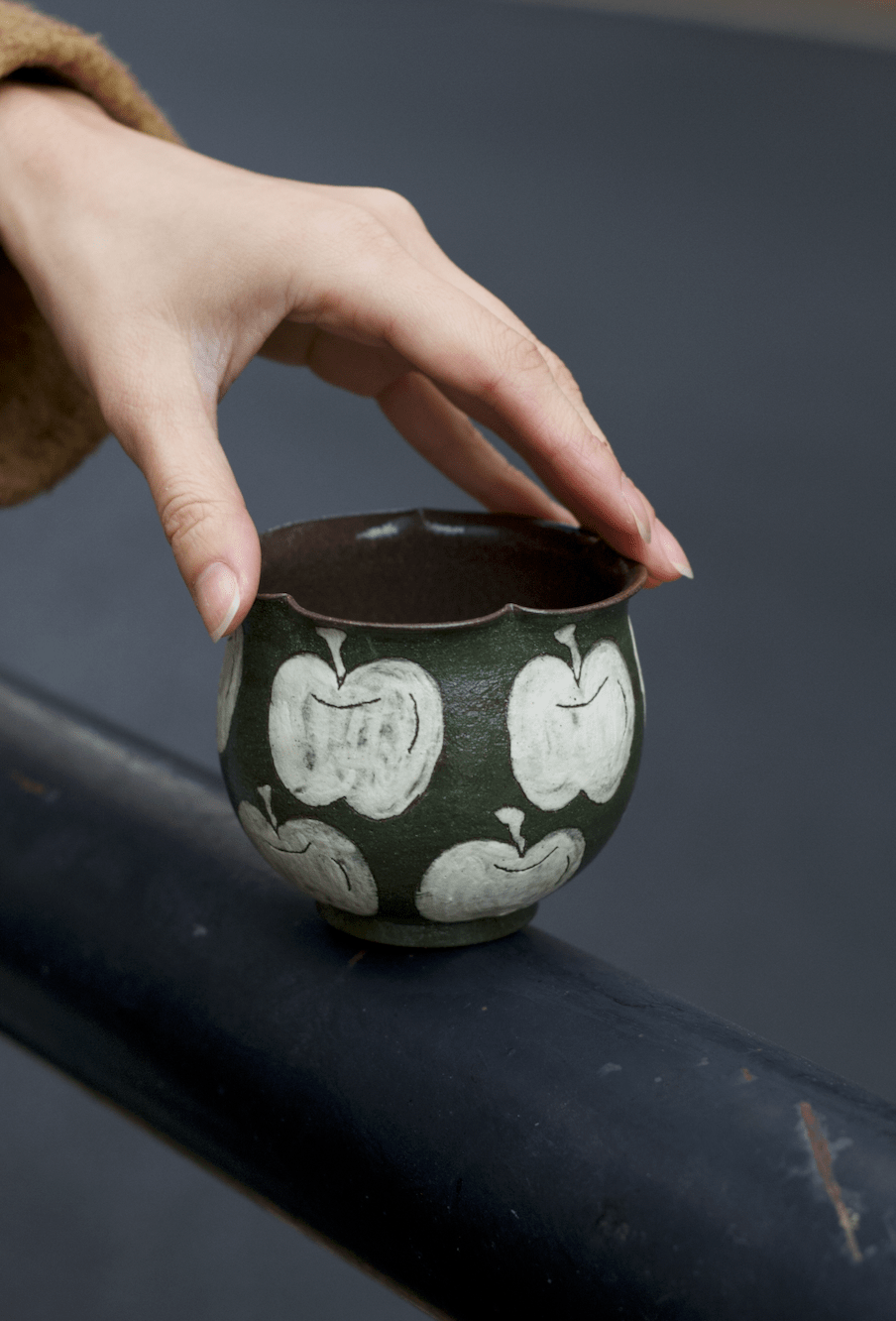 Orchard Green Hand - Painted Apple Ceramic MugCoarse Pottery