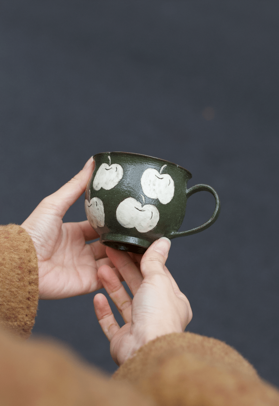 Orchard Green Hand - Painted Apple Ceramic MugCoarse Pottery